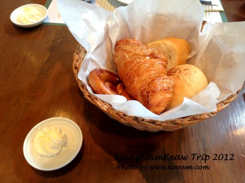 รีวิวบรรยากาศ The Smoke House เขาใหญ่ พาไปชิมอาหารที่บ้านรมควัน นครราชสีมา